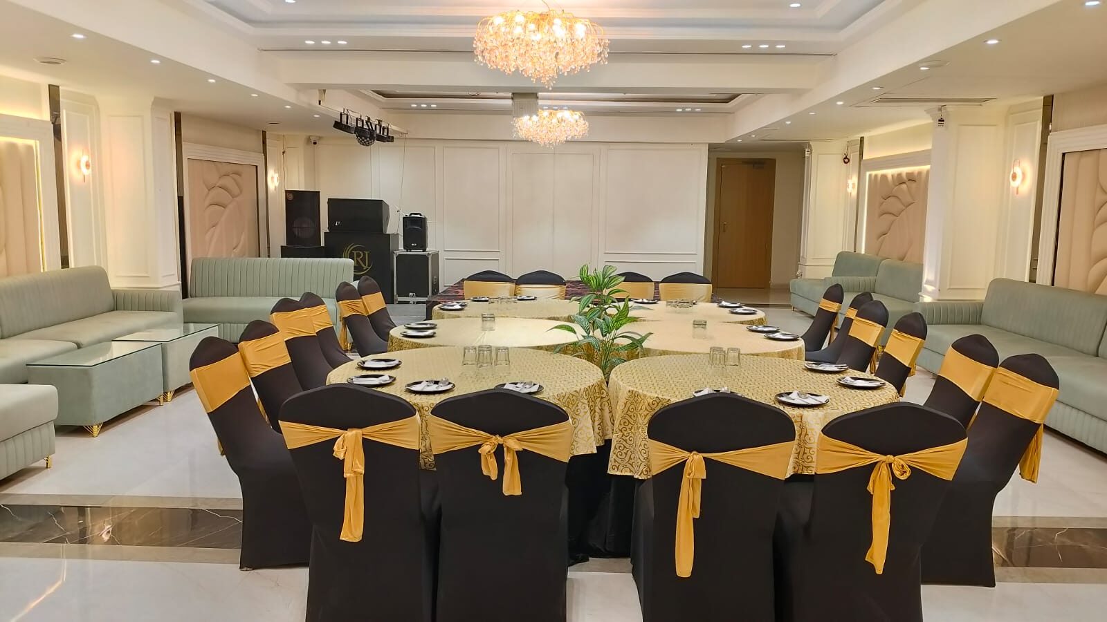 Hotel The Royal Jewel — banquet table setting