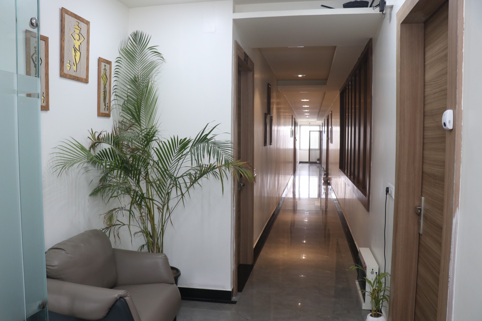 Hotel The Royal Jewel guest room corridor