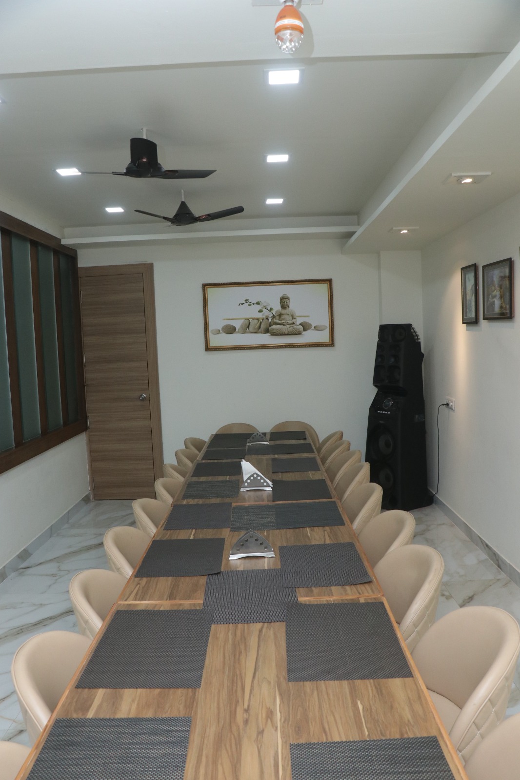 Hotel The Royal Jewel — meeting room