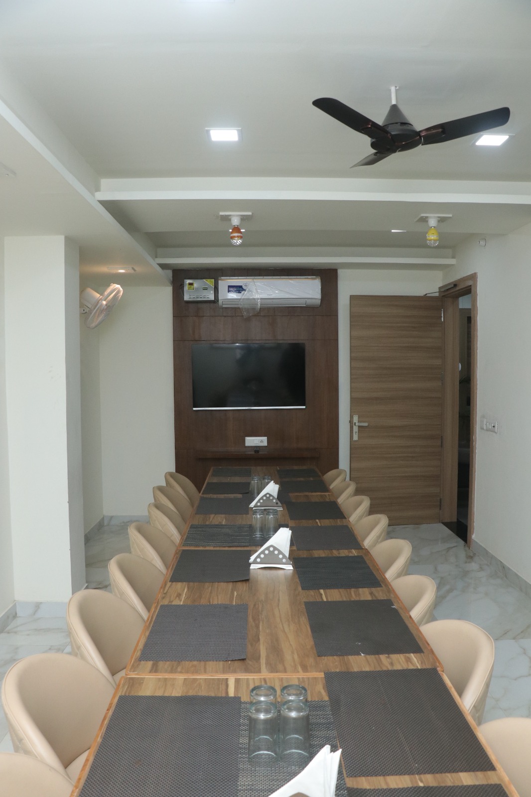 Hotel The Royal Jewel — meeting room