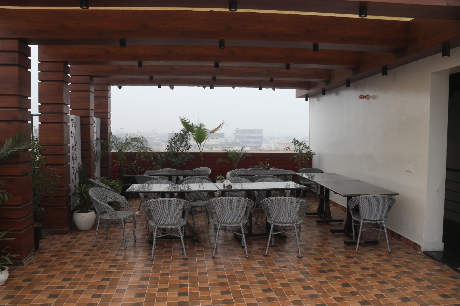 Hotel The Royal Jewel — rooftop terrace