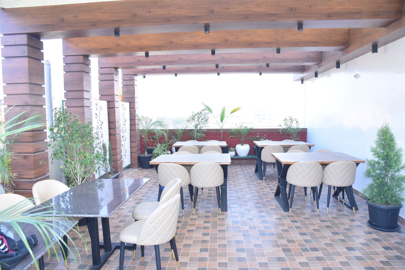 Hotel The Royal Jewel — rooftop terrace