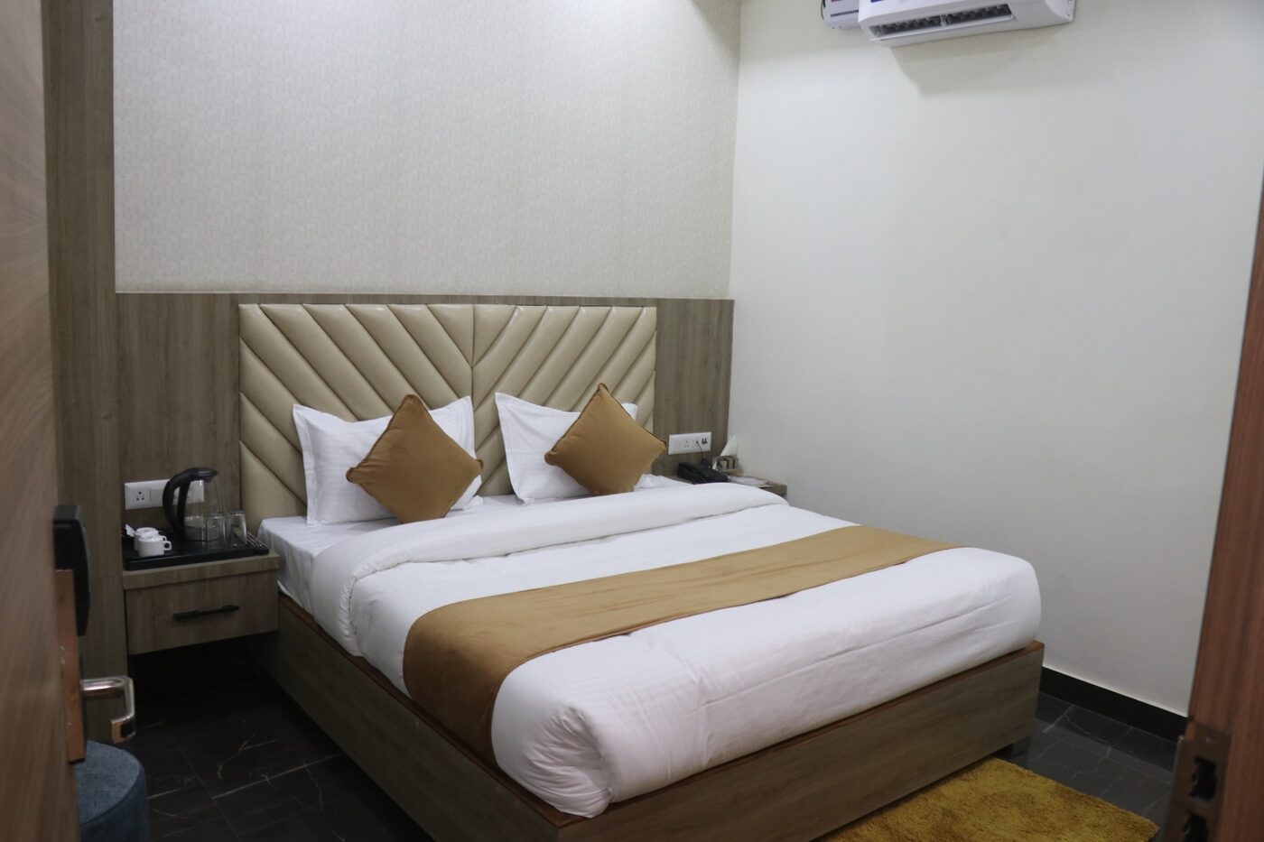 Deluxe Room at Hotel The Royal Jewel — photo 4