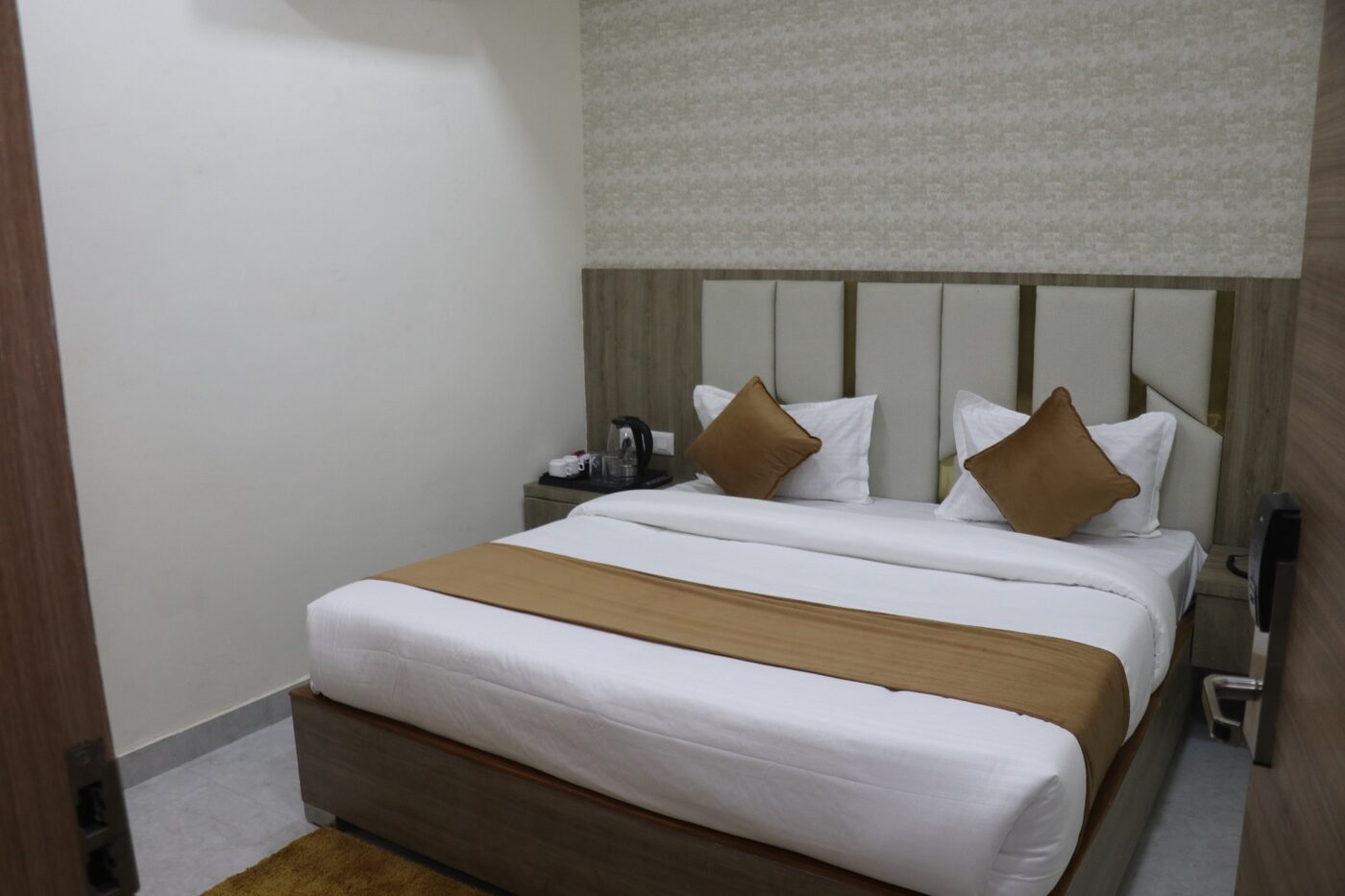 Deluxe Room at Hotel The Royal Jewel — photo 6
