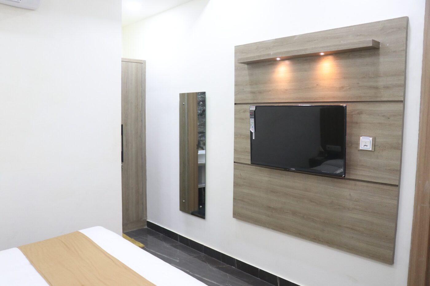 Deluxe Room at Hotel The Royal Jewel — photo 7