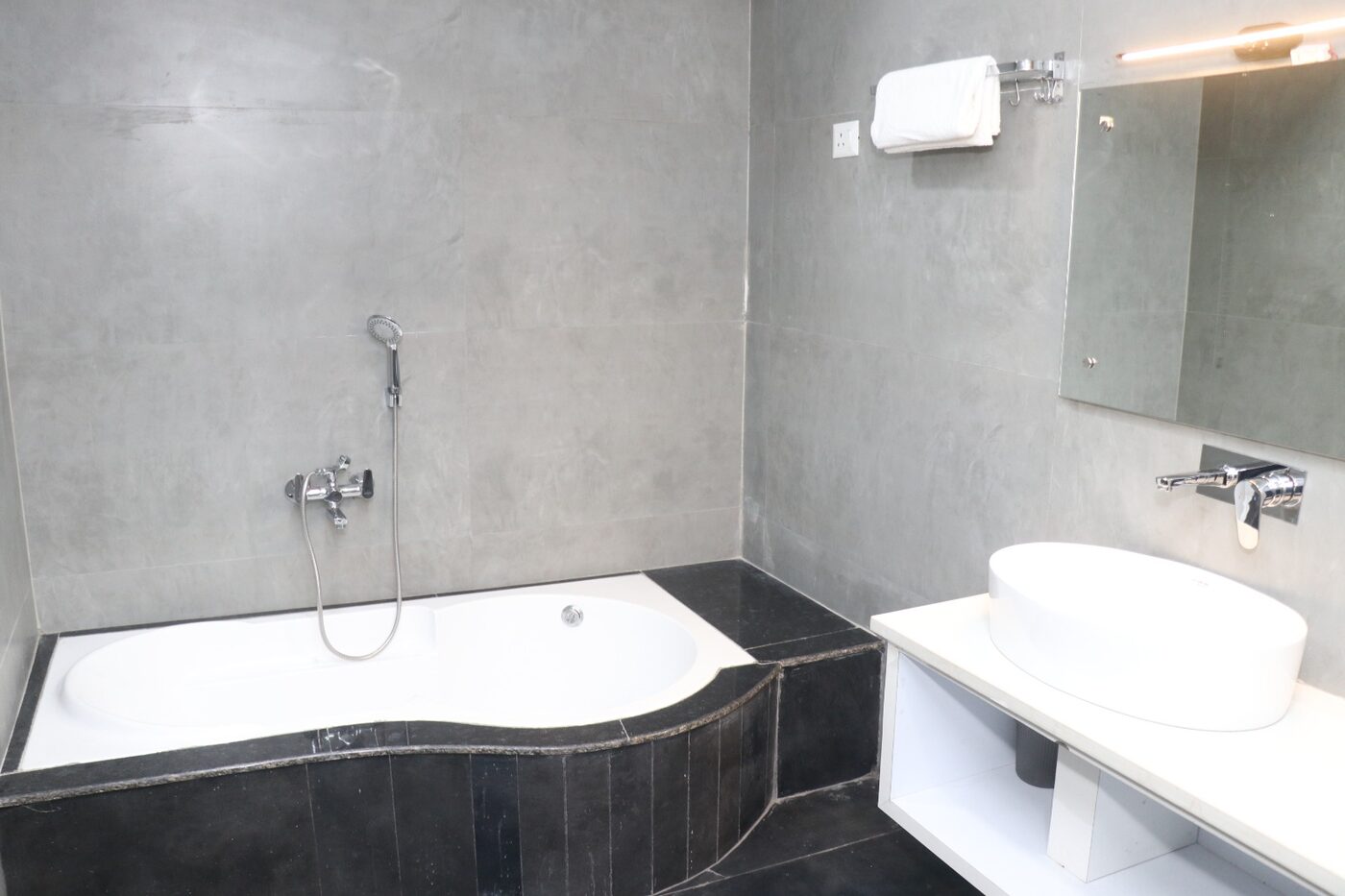 Suite Room with Bath Tub at Hotel The Royal Jewel — photo 3