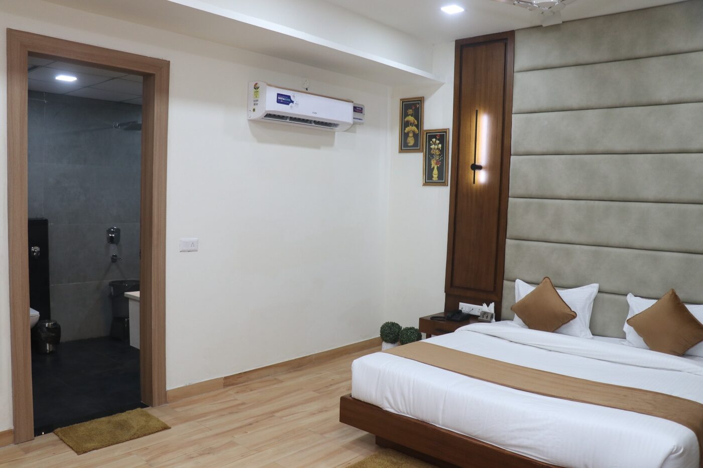 Suite Room with Bath Tub at Hotel The Royal Jewel — photo 4