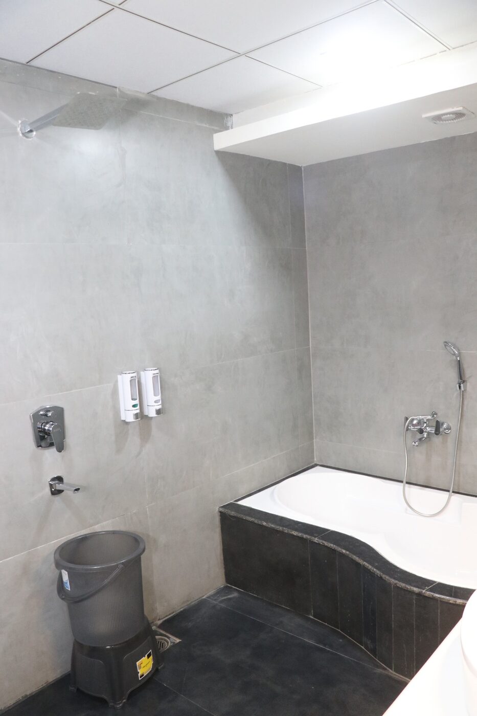 Suite Room with Bath Tub at Hotel The Royal Jewel — photo 7